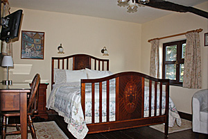 Nutshell Cottage - Bed & Breakfast - Near Hartpury College Gloucestershire