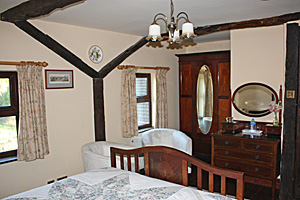 Nutshell Cottage - Bed & Breakfast - Near Hartpury College Gloucestershire