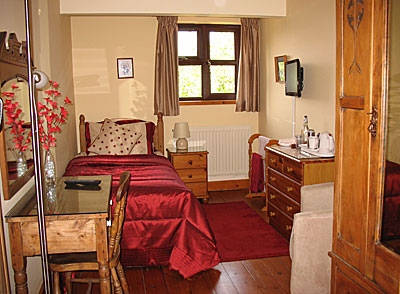 Single bedroom at Nutshell Cottage - Bed & Breakfast - Near Hartpury College Gloucestershire